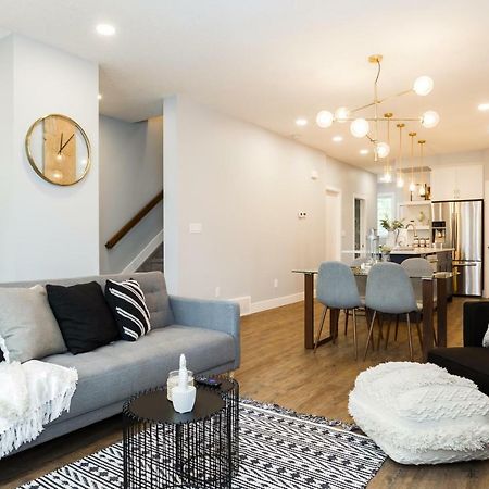 Contemporary Farmhouse Home - King Bed - Double Garage Parking - Free Wifi & Netflix - Long Stays Welcome Edmonton Buitenkant foto