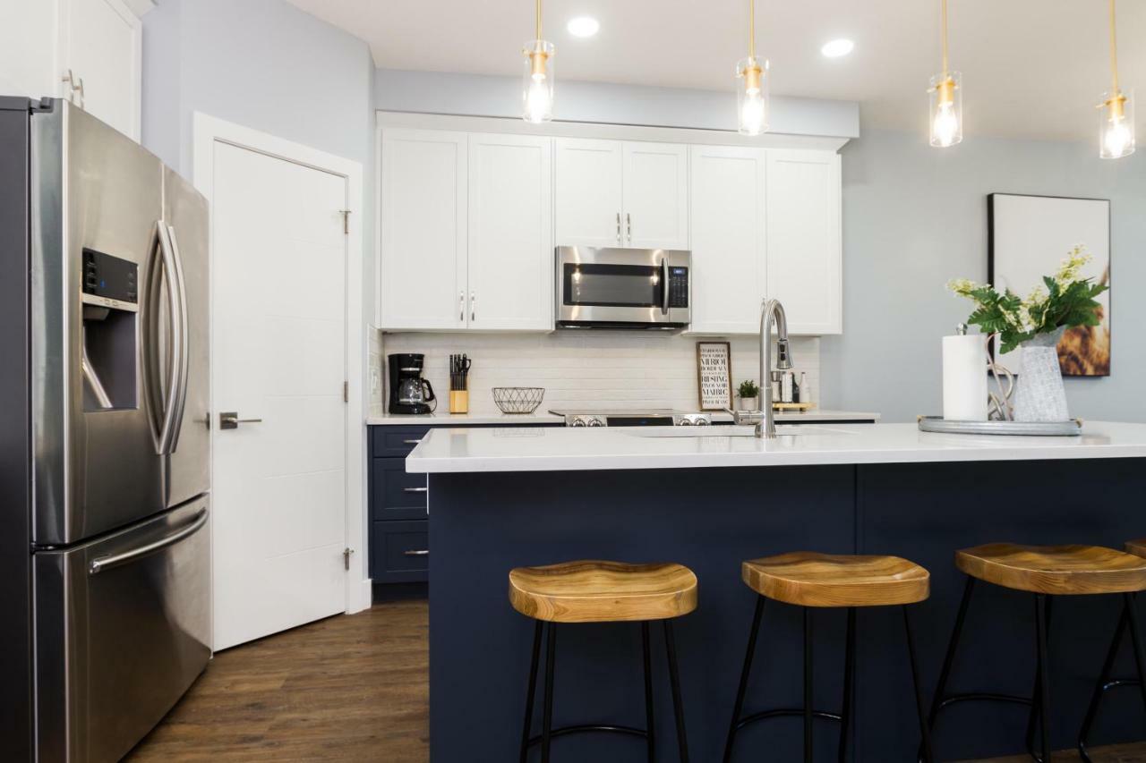 Contemporary Farmhouse Home - King Bed - Double Garage Parking - Free Wifi & Netflix - Long Stays Welcome Edmonton Buitenkant foto