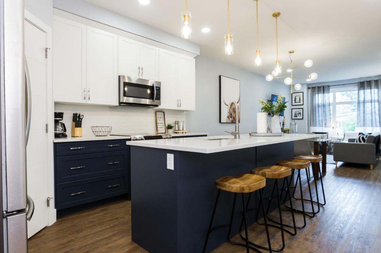 Contemporary Farmhouse Home - King Bed - Double Garage Parking - Free Wifi & Netflix - Long Stays Welcome Edmonton Buitenkant foto