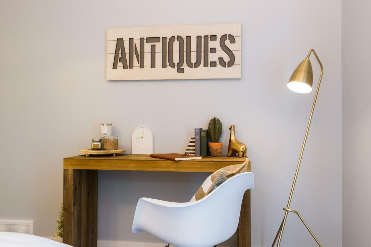 Contemporary Farmhouse Home - King Bed - Double Garage Parking - Free Wifi & Netflix - Long Stays Welcome Edmonton Buitenkant foto