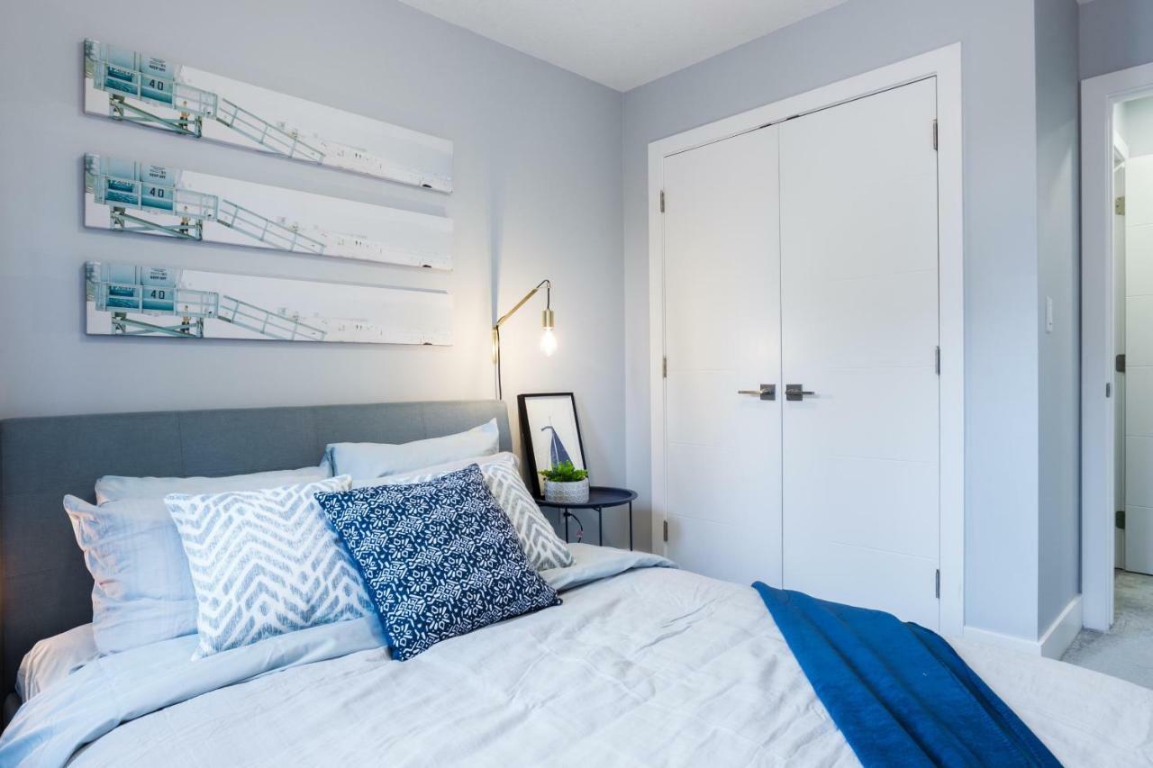 Contemporary Farmhouse Home - King Bed - Double Garage Parking - Free Wifi & Netflix - Long Stays Welcome Edmonton Buitenkant foto