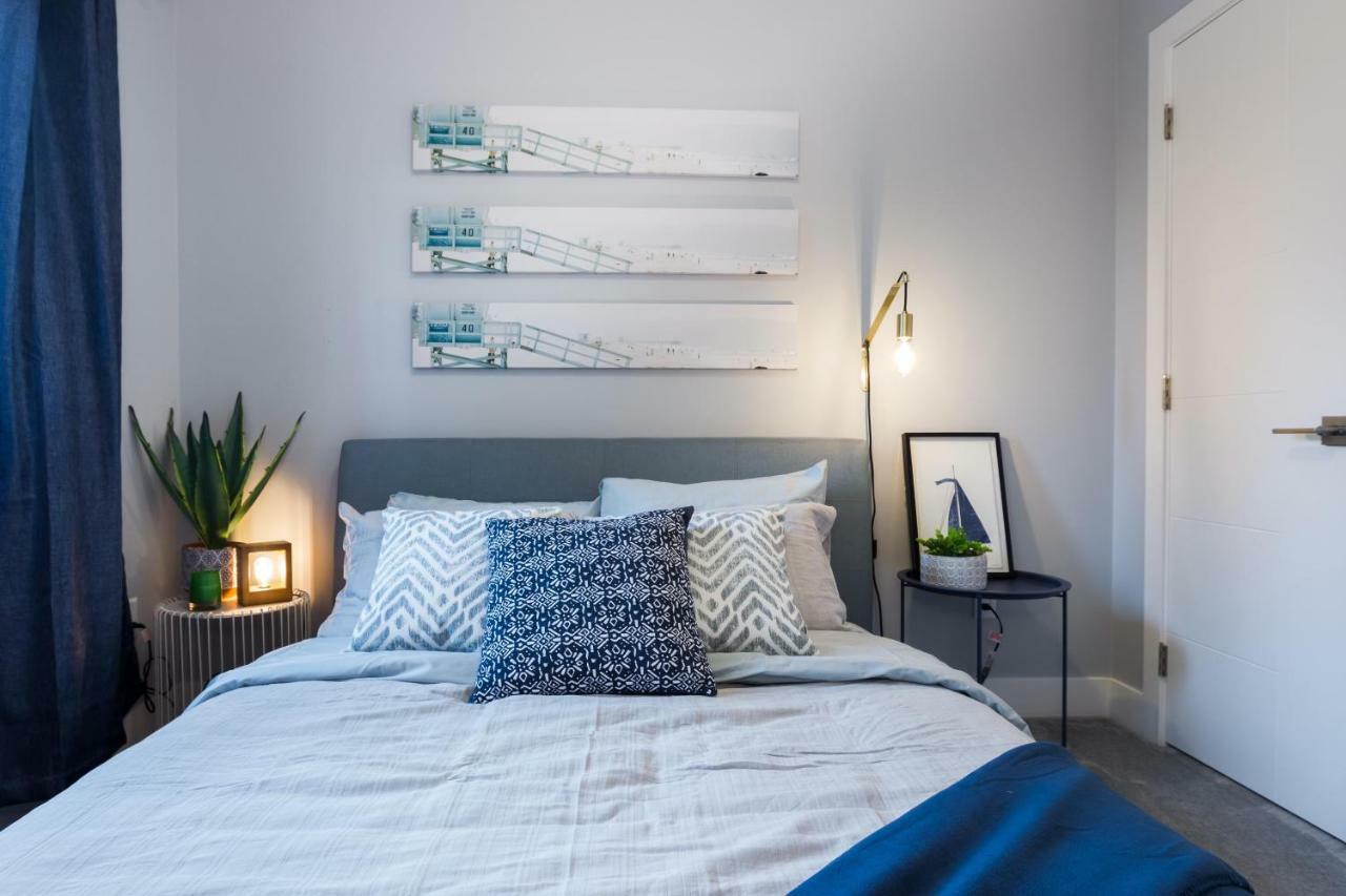 Contemporary Farmhouse Home - King Bed - Double Garage Parking - Free Wifi & Netflix - Long Stays Welcome Edmonton Buitenkant foto