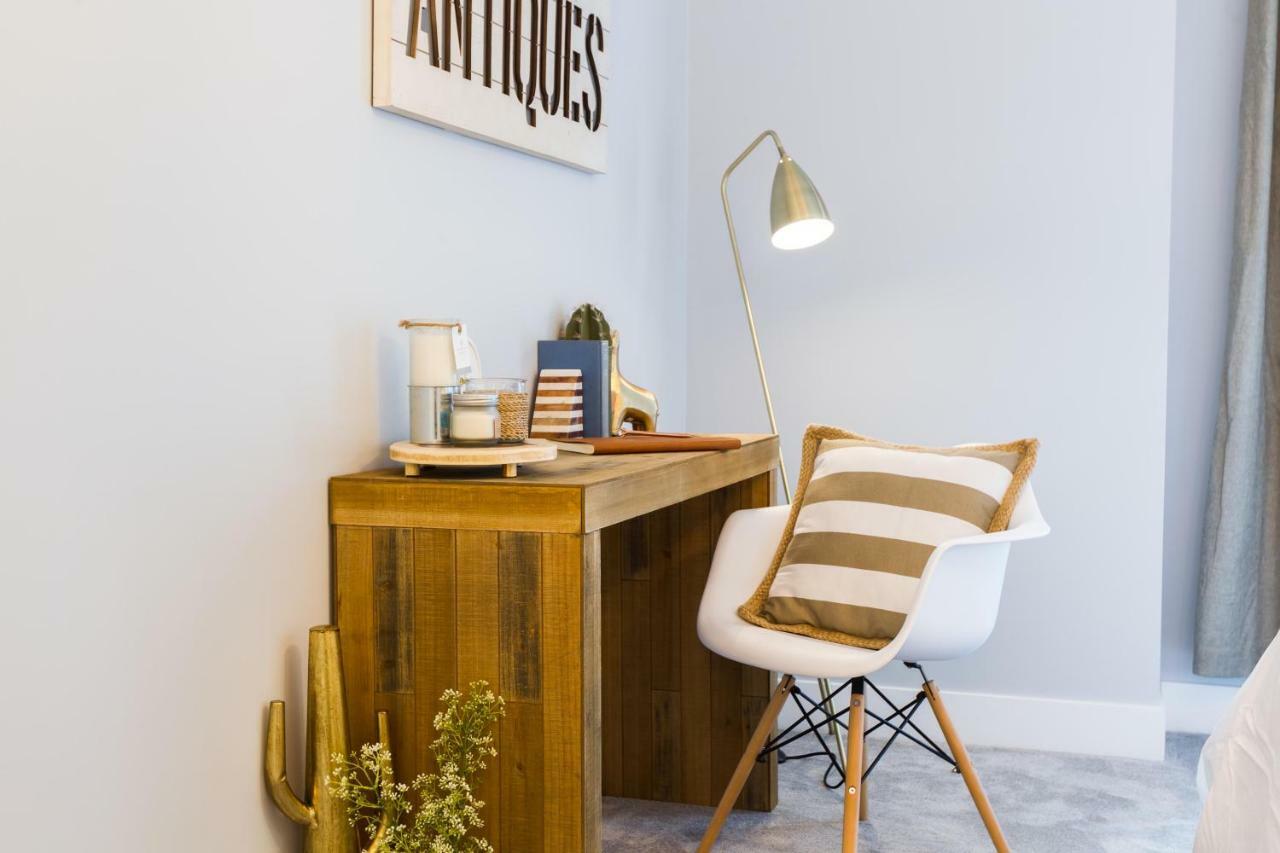 Contemporary Farmhouse Home - King Bed - Double Garage Parking - Free Wifi & Netflix - Long Stays Welcome Edmonton Buitenkant foto