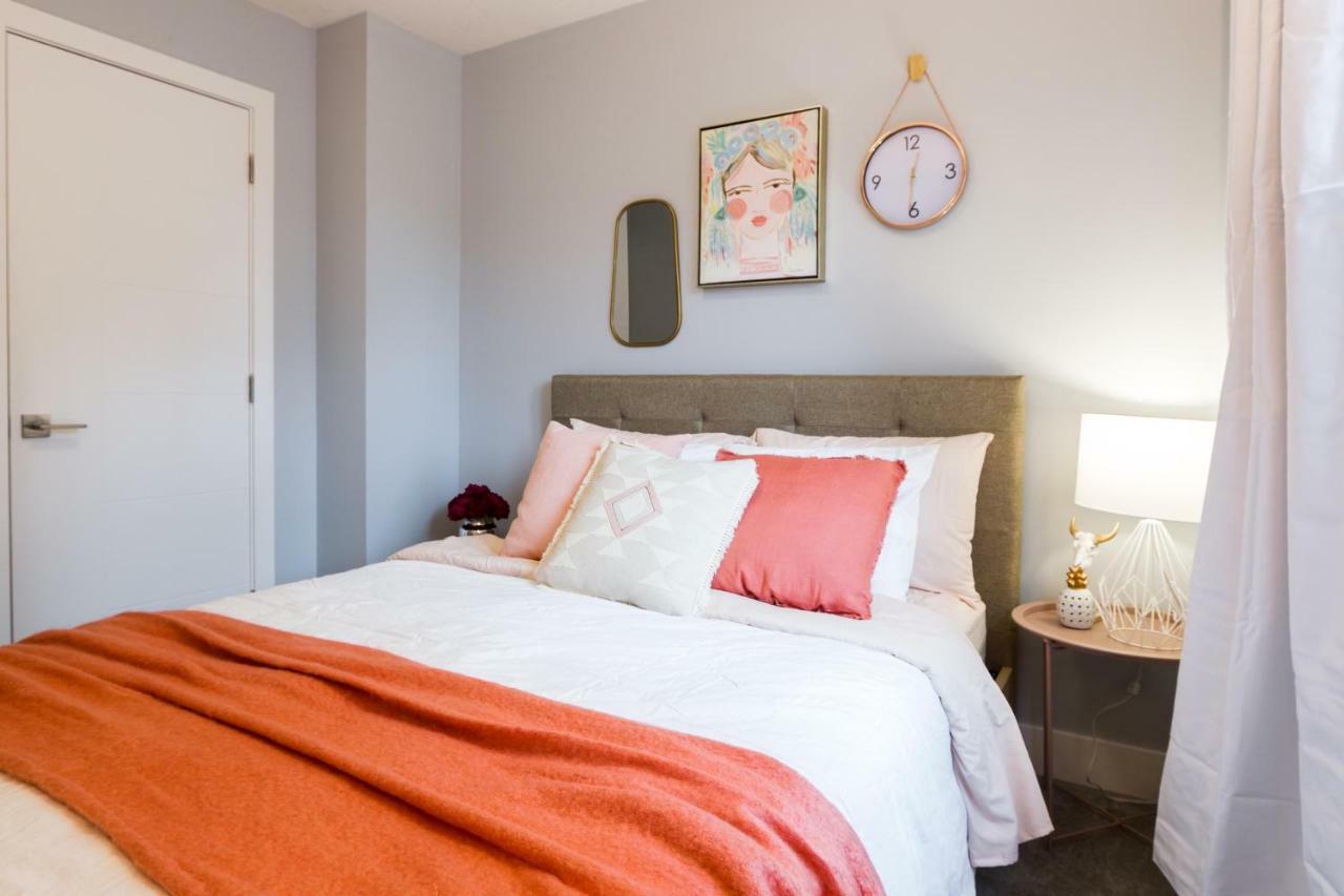 Contemporary Farmhouse Home - King Bed - Double Garage Parking - Free Wifi & Netflix - Long Stays Welcome Edmonton Buitenkant foto