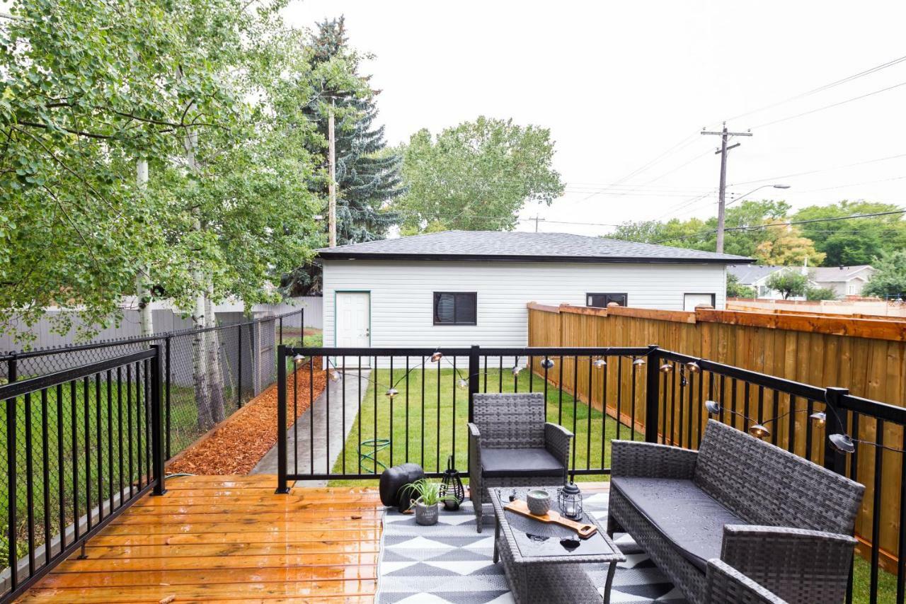 Contemporary Farmhouse Home - King Bed - Double Garage Parking - Free Wifi & Netflix - Long Stays Welcome Edmonton Buitenkant foto