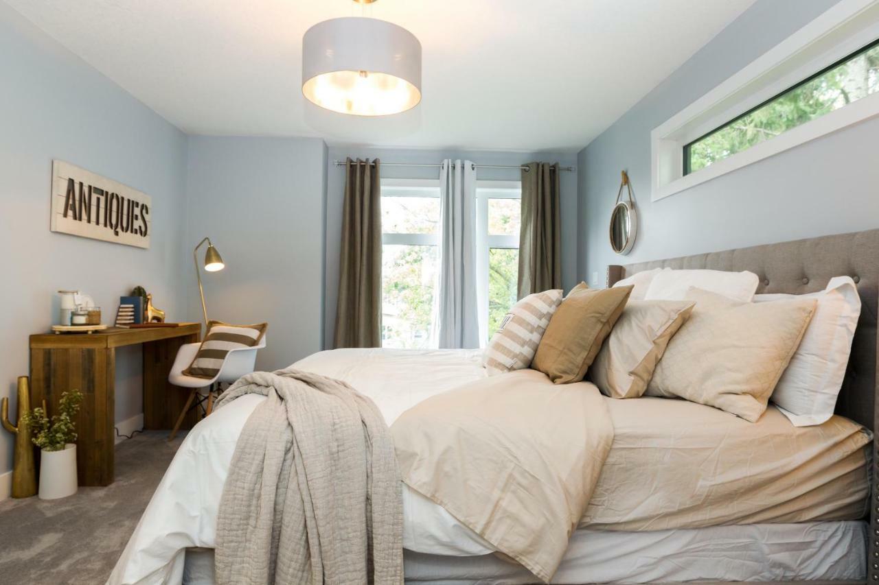 Contemporary Farmhouse Home - King Bed - Double Garage Parking - Free Wifi & Netflix - Long Stays Welcome Edmonton Buitenkant foto