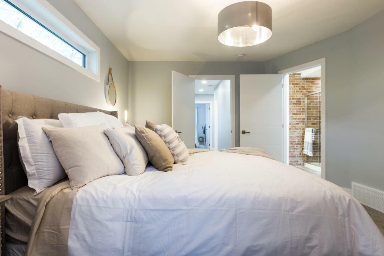 Contemporary Farmhouse Home - King Bed - Double Garage Parking - Free Wifi & Netflix - Long Stays Welcome Edmonton Buitenkant foto