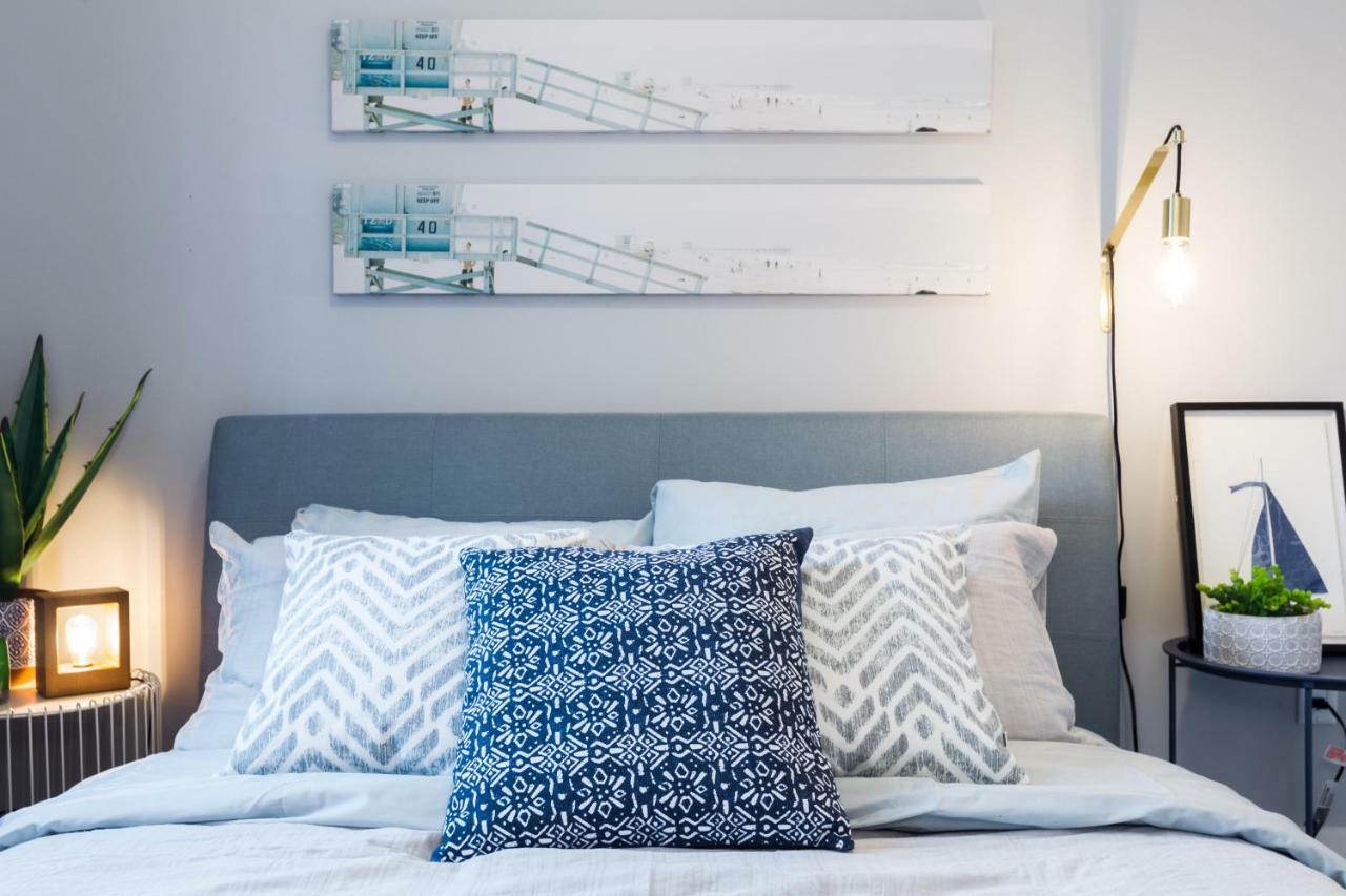 Contemporary Farmhouse Home - King Bed - Double Garage Parking - Free Wifi & Netflix - Long Stays Welcome Edmonton Buitenkant foto