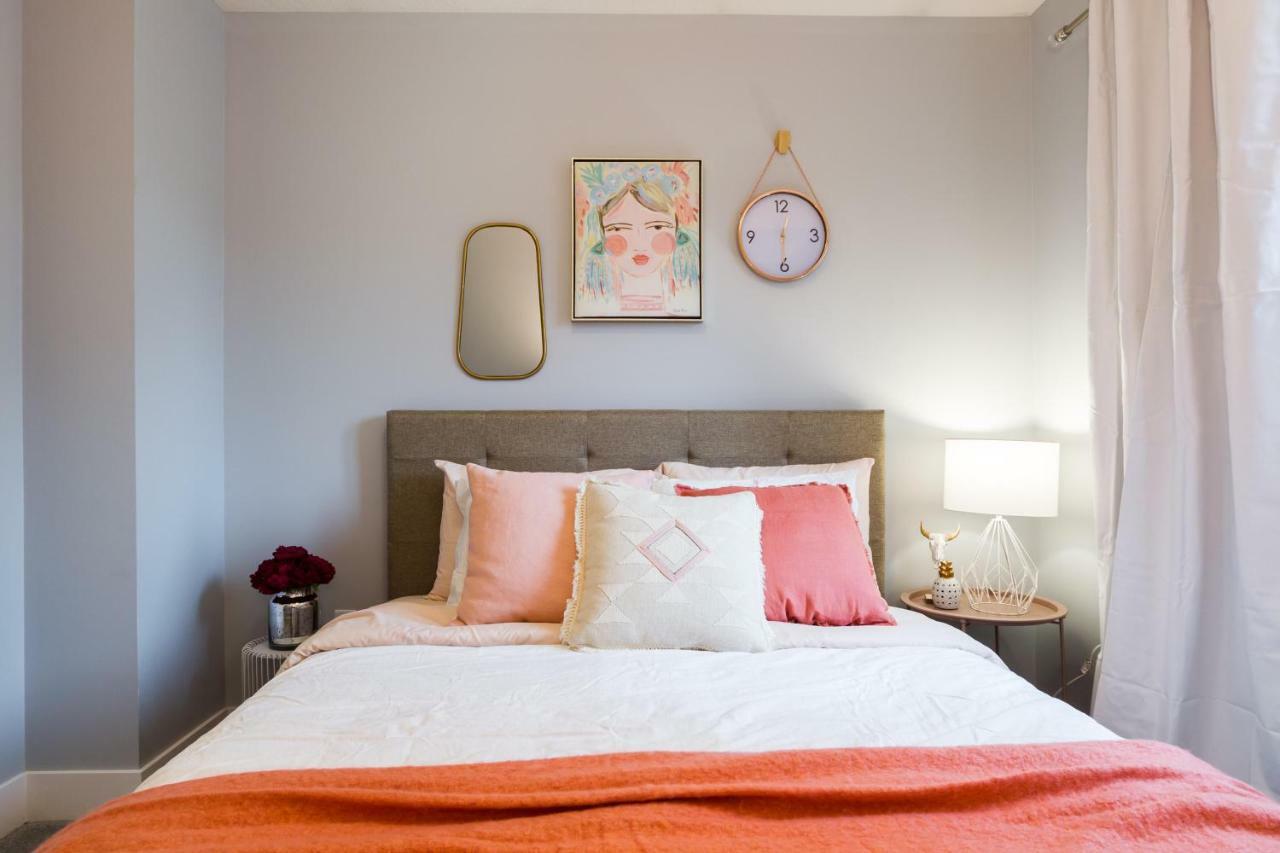 Contemporary Farmhouse Home - King Bed - Double Garage Parking - Free Wifi & Netflix - Long Stays Welcome Edmonton Buitenkant foto