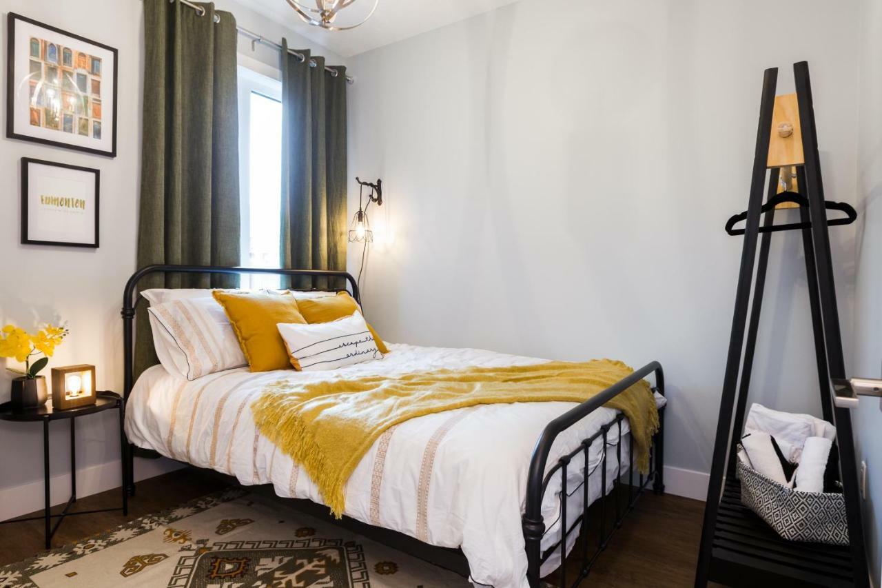 Contemporary Farmhouse Home - King Bed - Double Garage Parking - Free Wifi & Netflix - Long Stays Welcome Edmonton Buitenkant foto