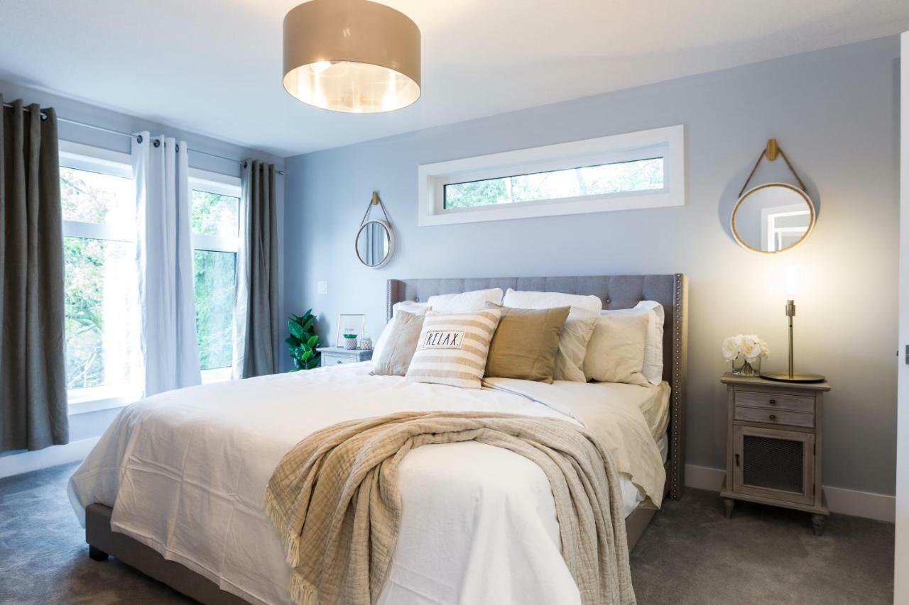 Contemporary Farmhouse Home - King Bed - Double Garage Parking - Free Wifi & Netflix - Long Stays Welcome Edmonton Buitenkant foto