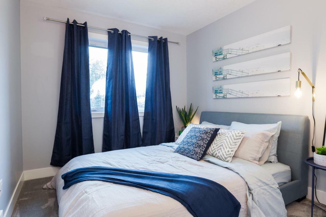 Contemporary Farmhouse Home - King Bed - Double Garage Parking - Free Wifi & Netflix - Long Stays Welcome Edmonton Buitenkant foto