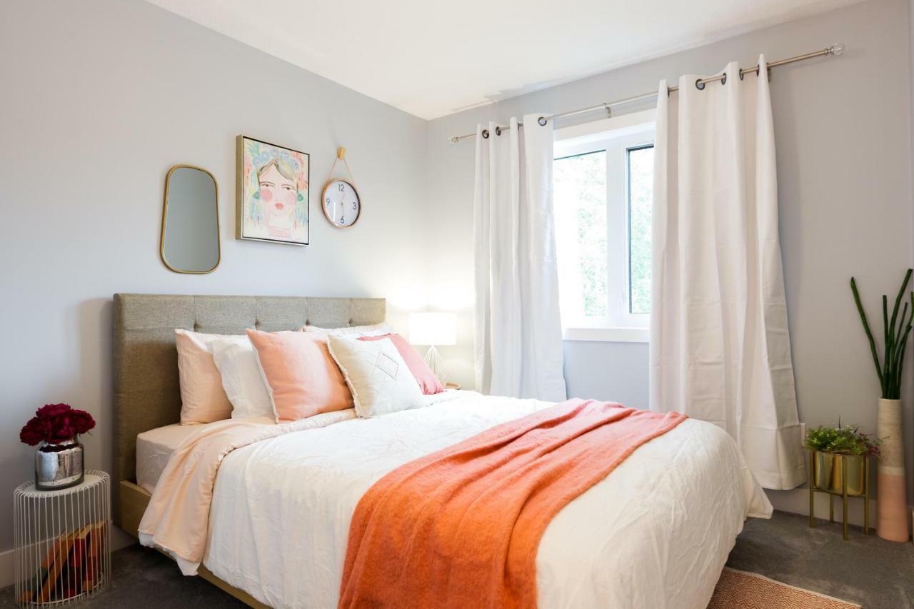 Contemporary Farmhouse Home - King Bed - Double Garage Parking - Free Wifi & Netflix - Long Stays Welcome Edmonton Buitenkant foto